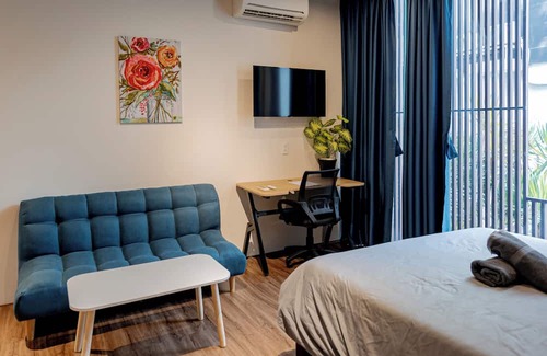 Phu Nhuan Apartment | Tranquil "Amable Home" 7 minutes to Airport & Center / Free Laundry, Fast Wifi