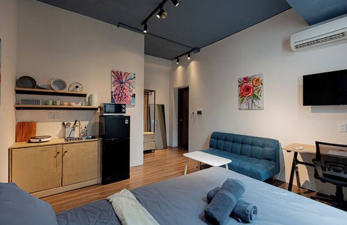 Phu Nhuan Apartment | Tranquil "Amable Home" 7 minutes to Airport & Center / Free Laundry, Fast Wifi