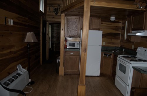 Albany Cabin | Cozy 1 Bedroom Cabin located near Lake Cumberland.