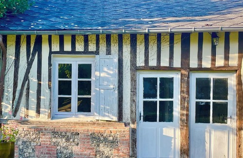 Bernay House | Cottage in the Normandy countryside with its apple trees