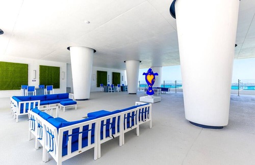 Edgewater Apartment | Spacious loft in front of park, great location!