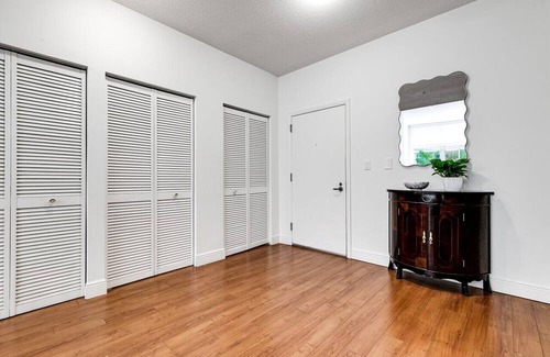 Edgewater Apartment | Spacious loft in front of park, great location!