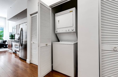 Edgewater Apartment | Spacious loft in front of park, great location!