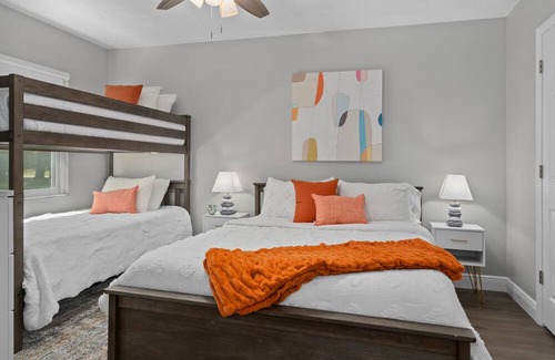 Crystal River House | Family Fun- Game room, Hot Tub on 1acre- with Room to Park RV or Boat-5G Wifi