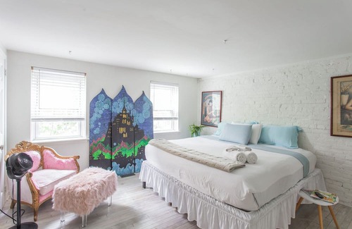 Queen Village House | Centrally Located La Casa Blanca Townhome-15 min walk to Philly Attractions!