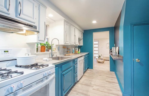 Queen Village House | Centrally Located La Casa Blanca Townhome-15 min walk to Philly Attractions!
