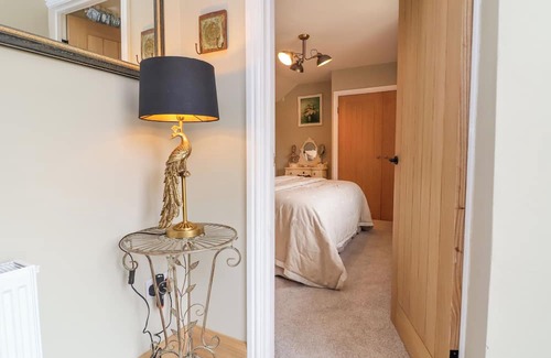 Farlow Cottage | BURROWS END, pet friendly, with open fire in Cleobury Mortimer