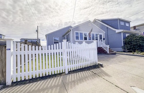 Winthrop House | Boston sandy shanty: Single home steps to the sea.
