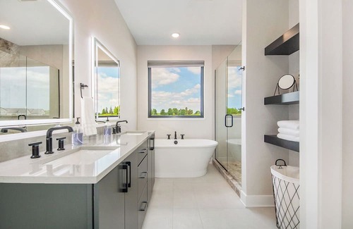 Fennville House | Spacious Vineyard Guest House