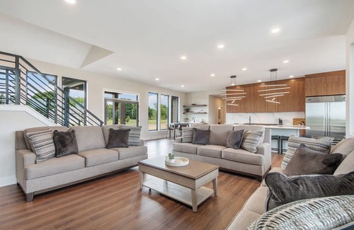 Fennville House | Spacious Vineyard Guest House