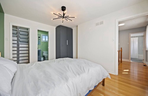 Mount Pleasant House | Spacious and Modern Home w/ BBQ near the Airport!
