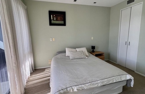 Takapuna Apartment | Seaside Serenity: Your Rental in Takapuna Beach