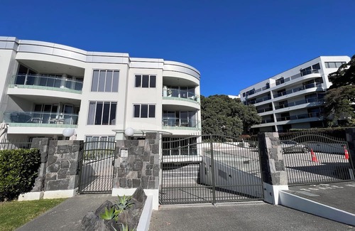 Takapuna Apartment | Seaside Serenity: Your Rental in Takapuna Beach