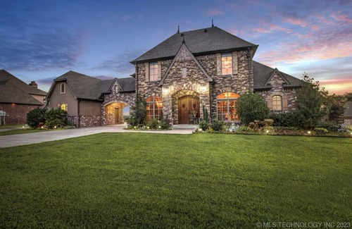 Sperry House | Lake View with pool