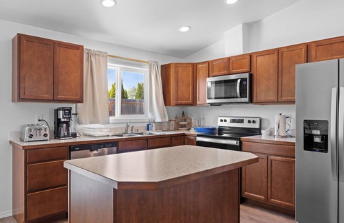 Moses Lake House | Casa del Sol- In the Heart of Moses Lake!