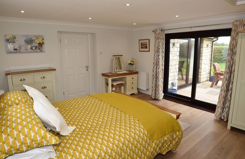 Stanton Drew Apartment | Private Guest Suite Chew Valley. King Bed near Bath, Bristol, Wells & Cheddar