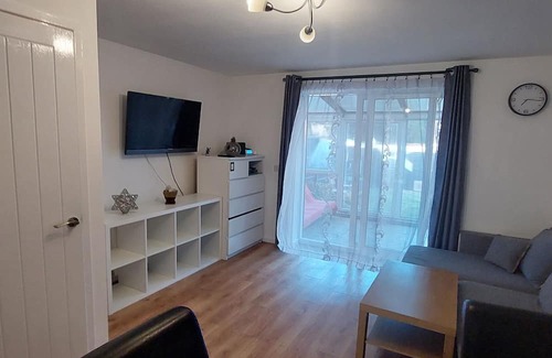 Acresford House | Beautiful 2-Bed House in Coventry