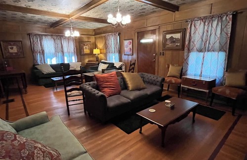 Damascus House | King Room along VA Creeper Trail and AT Pet friendly