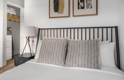 Jack London District Apartment | Exquisite Oakland Studio w/ A/C, near Eclectic Cuisine, by Blueground