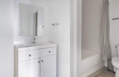 Jack London District Apartment | Exquisite Oakland Studio w/ A/C, near Eclectic Cuisine, by Blueground