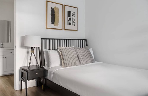 Jack London District Apartment | Exquisite Oakland Studio w/ A/C, near Eclectic Cuisine, by Blueground