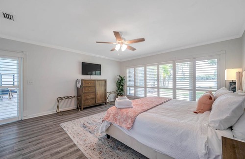 Lutz House | Chase Sunsets & Summer Vibes at Bluewater Beach - Your Lakeside Retreat Awaits!