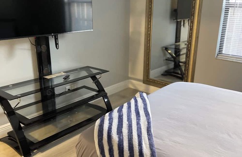 Riviera Beach Apartment | Lux 2 bedroom stay, 7 mins to beach,10 mins to downtown, Clematis, & City Places