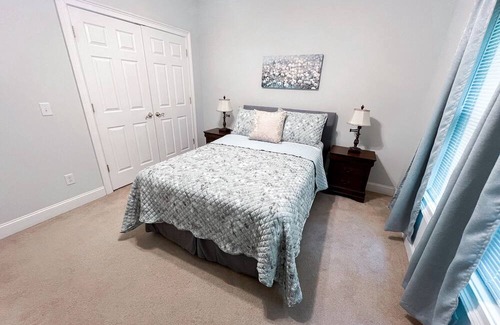East Brainerd House | A Tranquil Retreat, sleeps 8 with King bed, minutes to downtown Chattanooga