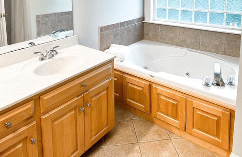 East Brainerd House | A Tranquil Retreat, sleeps 8 with King bed, minutes to downtown Chattanooga