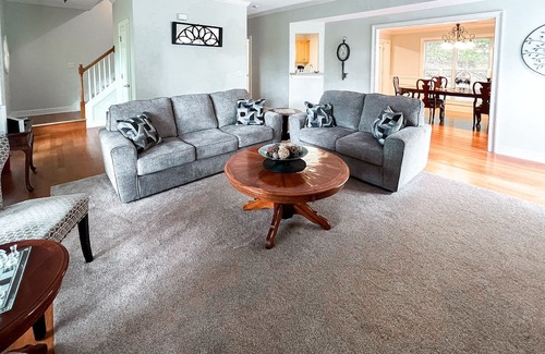 East Brainerd House | A Tranquil Retreat, sleeps 8 with King bed, minutes to downtown Chattanooga