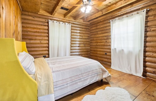 Fleming Cabin | Charming dog-friendly cabin w/ amazing lake views near Savannah