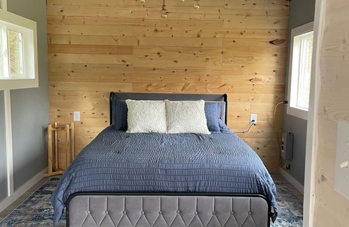 Diamond Ridge Cabin | Dry cabin and 2 horse stalls, ride your horse on the Beach in Homer.