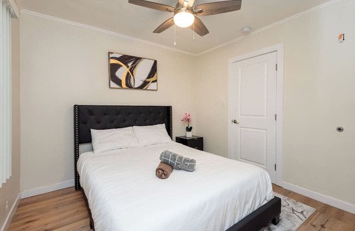 Vernon Apartment | 1 Bedroom Apt. in Vibrant LA Sleep 4