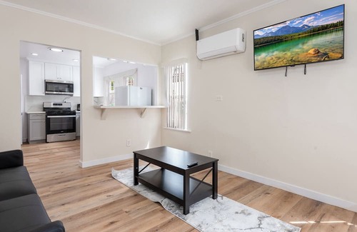 Vernon Apartment | 1 Bedroom Apt. in Vibrant LA Sleep 4