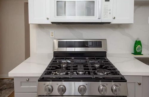 Vernon Apartment | Exposition Park Apt. Sleeps 4