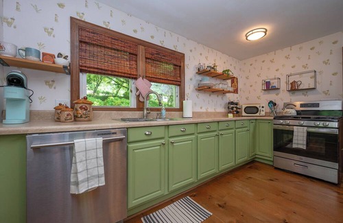 Skyland House | Grassy Creek Cottage: Peaceful Escape 5 min from Chimney Rock