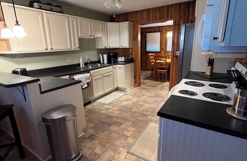 Damascus House | Private room 3 beds shared bath next to Creeper Trail and AT