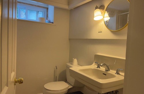 Lexington House | queen size bed, with table and chairs and full private bathroom,