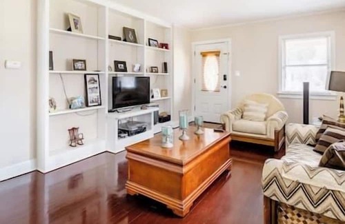Milford Apartment | Finished Attic Space-Minutes to Hiking in Milford!