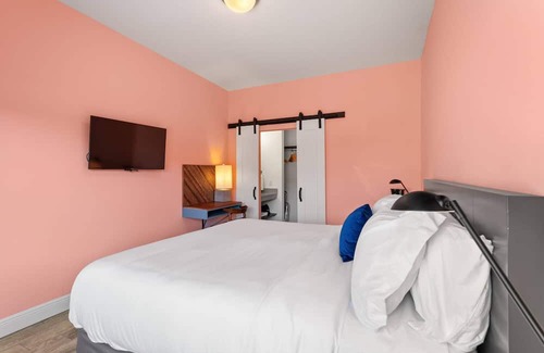 Mid-City District Apartment | Room with King Bed, Pool and Gated Parking