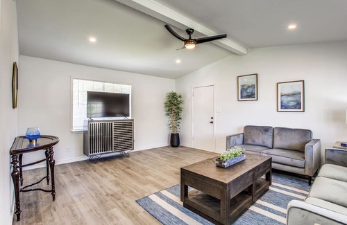 Cedar Hill House | Retreat On The Hill w/1 King Bed and 2 Queen Beds