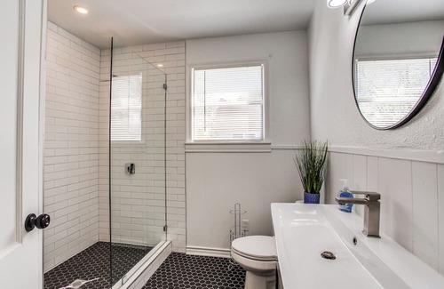 Cedar Hill House | Retreat On The Hill w/1 King Bed and 2 Queen Beds