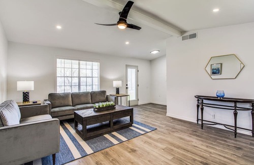 Cedar Hill House | Retreat On The Hill w/1 King Bed and 2 Queen Beds