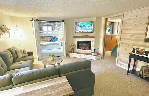 Ludington House | MARINA LAKE HOUSE ON HAMLIN + PONTOON! 10min from Lake Michigan, 14+ guests.