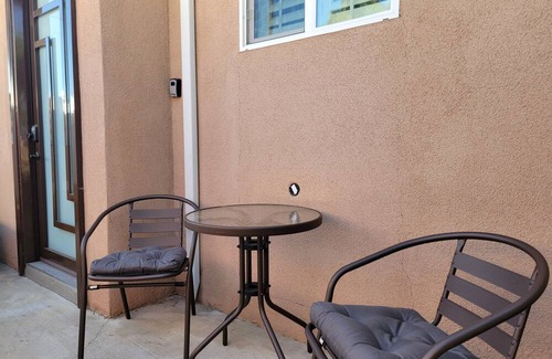 North Hollywood House | Modern 1-Bedroom with Deluxe Kitchen in Quiet North Hollywoodn