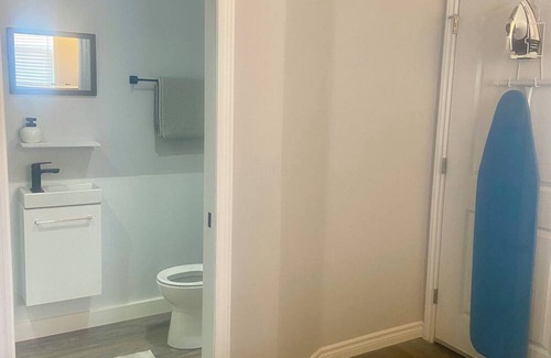 Halifax Apartment | Cozy 1BR Guest Suite w Hot tub (Halifax)