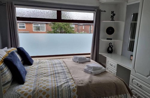 Droylsden House | Fully Equipped 3-bedroom House With Free Parking