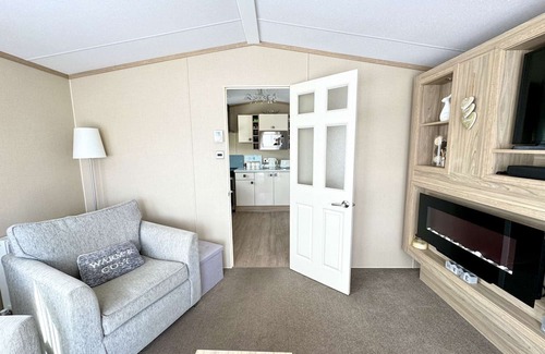 Ampney Crucis House | Happy Ducks Lakeside Hideaway