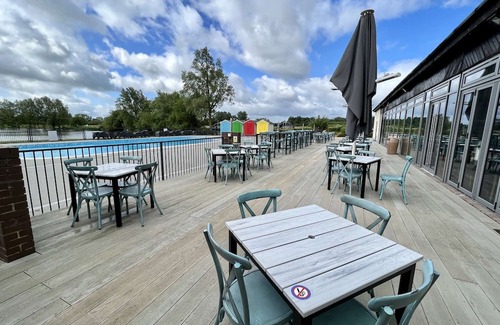 Ampney Crucis House | Happy Ducks Lakeside Hideaway