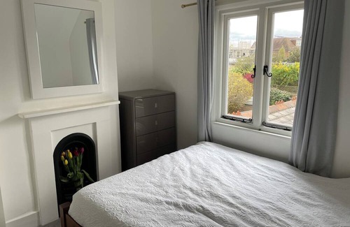 Wimbledon House | Cozy cottage in prime Wimbledon village. Walk to Wimbledon tennis.